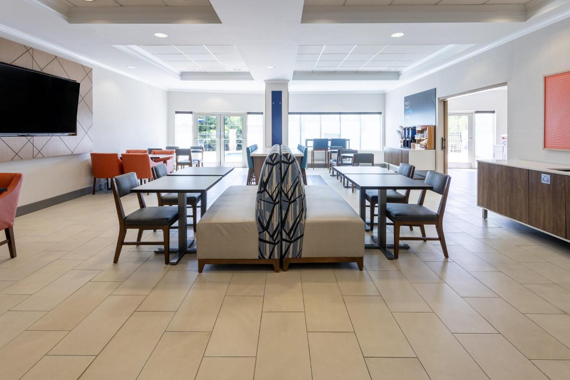 Holiday Inn Express & Suites Columbus At Northlake By Ihg Extérieur photo