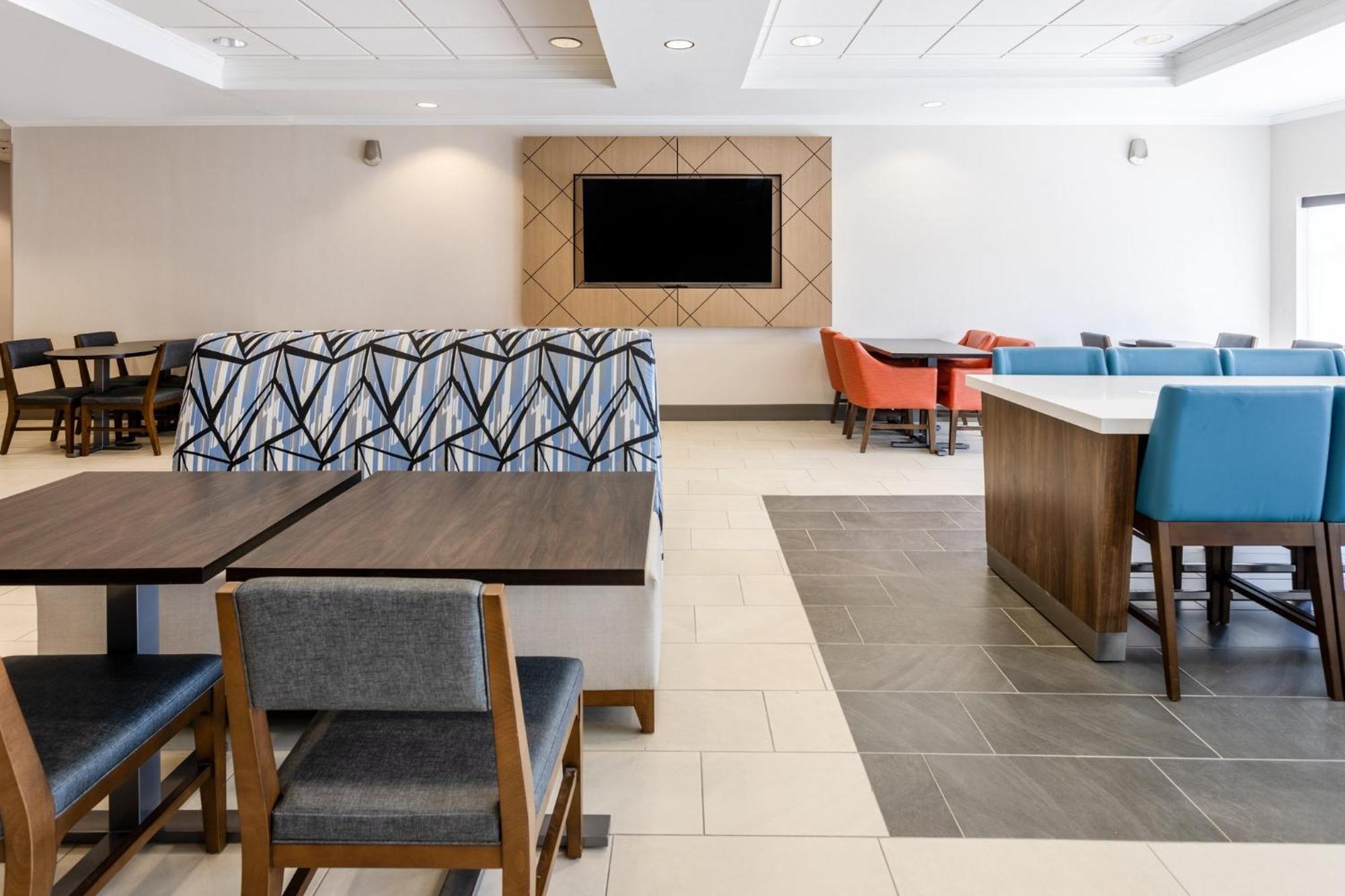 Holiday Inn Express & Suites Columbus At Northlake By Ihg Extérieur photo